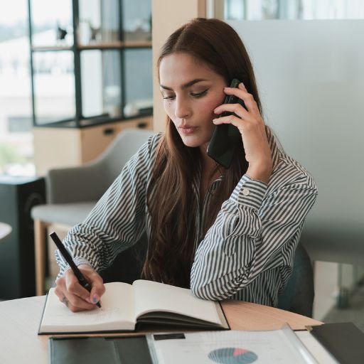 hablando por telefono